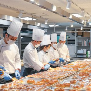 분주하게 포장하는 1학년 학생들 분주하게 포장하는 1학년 학생들