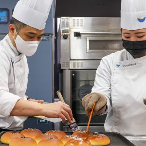 정성스럽게 단팥빵을 굽는 SPC기업대학 학생들 정성스럽게 단팥빵을 굽는 SPC기업대학 학생들