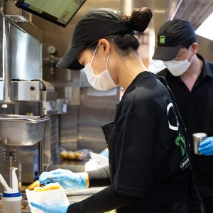 버거를 종이에 포장하는 모습