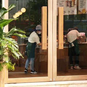 입구에서 느껴지는 식물의 싱그러움