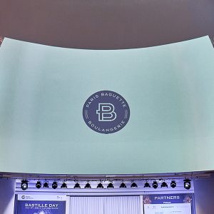 거대한 스크린에서 볼 수 있는 파리바게뜨 광고