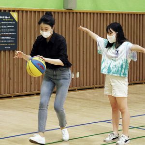 아이들과 어울리며 즐거운 시간을 보낸 섹타나인