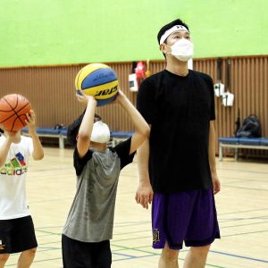아이들과 어울리며 즐거운 시간을 보낸 섹타나인