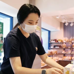 가맹점 특성에 맞춰 제품을 진열하는 김지현 서비스코치