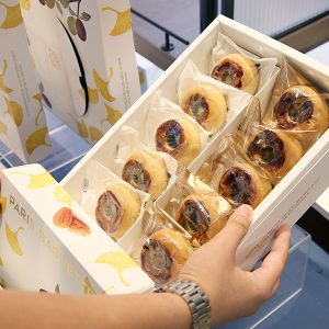 신제품을 고객의 눈에 띄도록 배치하고 있다.