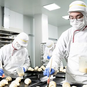 제빵 공장에서 다양한 제품을 생산하는 장애인 근무자들(사진 제공 : SK하이닉스)