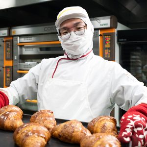 제빵 공장에서 다양한 제품을 생산하는 장애인 근무자들(사진 제공 : SK하이닉스)