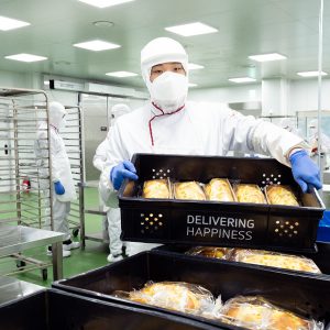 제빵 공장에서 다양한 제품을 생산하는 장애인 근무자들(사진 제공 : SK하이닉스)