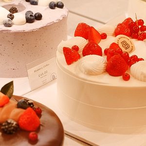 기존 영국 시장에서는 쉽게 볼 수 없는 생크림과 쉬폰 케이크