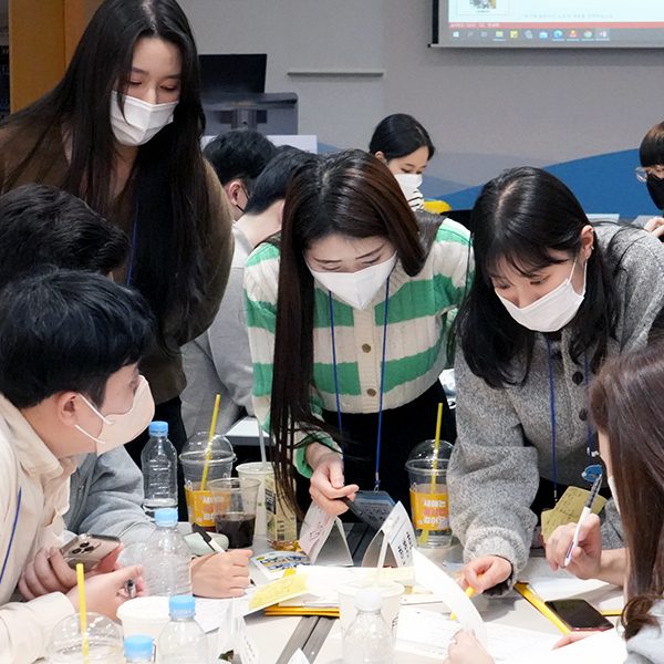 49기 신입사원이 동기와 의견을 나누며 한마음으로 참여한 팀 프로젝트