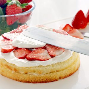 ‘생크림 보름달’로 만드는 통 딸기 생크림 케이크 '생크림 보름달'로 만드는 통 딸기 생크림 케이크