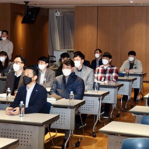 산업안전 강의를 진행 중인 SPC안전경영위원회 천영우 위원과 경청중인 임직원들