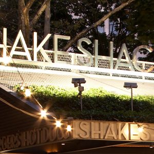 2004년 뉴욕 메디슨 스퀘어 공원에 문을 연 쉐이크쉑 1호점 2004년 뉴욕 메디슨 스퀘어 공원에 문을 연 쉐이크쉑 1호점