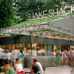 2004년 뉴욕 메디슨 스퀘어 공원에 문을 연 쉐이크쉑 1호점 2004년 뉴욕 메디슨 스퀘어 공원에 문을 연 쉐이크쉑 1호점