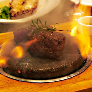 스테이크 조리 기법이자 퍼포먼스로 활용되는 ‘플람베(Flambé)’