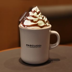 이탈리안 헤이즐넛 초콜릿 소스가 첨가된 '이탈리안 초콜릿 골든라떼'