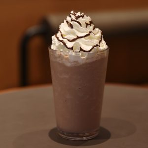 이탈리안 헤이즐넛 초콜릿 소스가 첨가된 '이탈리안 초콜릿 그라니따'