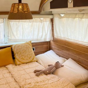 가을 ‘캠프닉’의 감성을 극대화한 빈티지 카라반 콘셉트의 ‘캠프닉’ 공간 (*출처 : 캠프오후4시 공식 인스타그램)