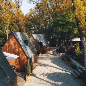 을 연상시키는 오두막 콘셉트의 ‘캠프닉’ 공간 (*출처 : 옳은하루휴식 공식 홈페이지)