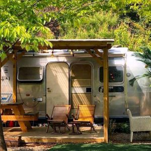 가을 ‘캠프닉’의 감성을 극대화한 빈티지 카라반 콘셉트의 ‘캠프닉’ 공간 (*출처 : 캠프오후4시 공식 인스타그램)