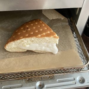 얼렸다가 녹인 크림대빵을 에어프라이어 이용해 데우는 과정