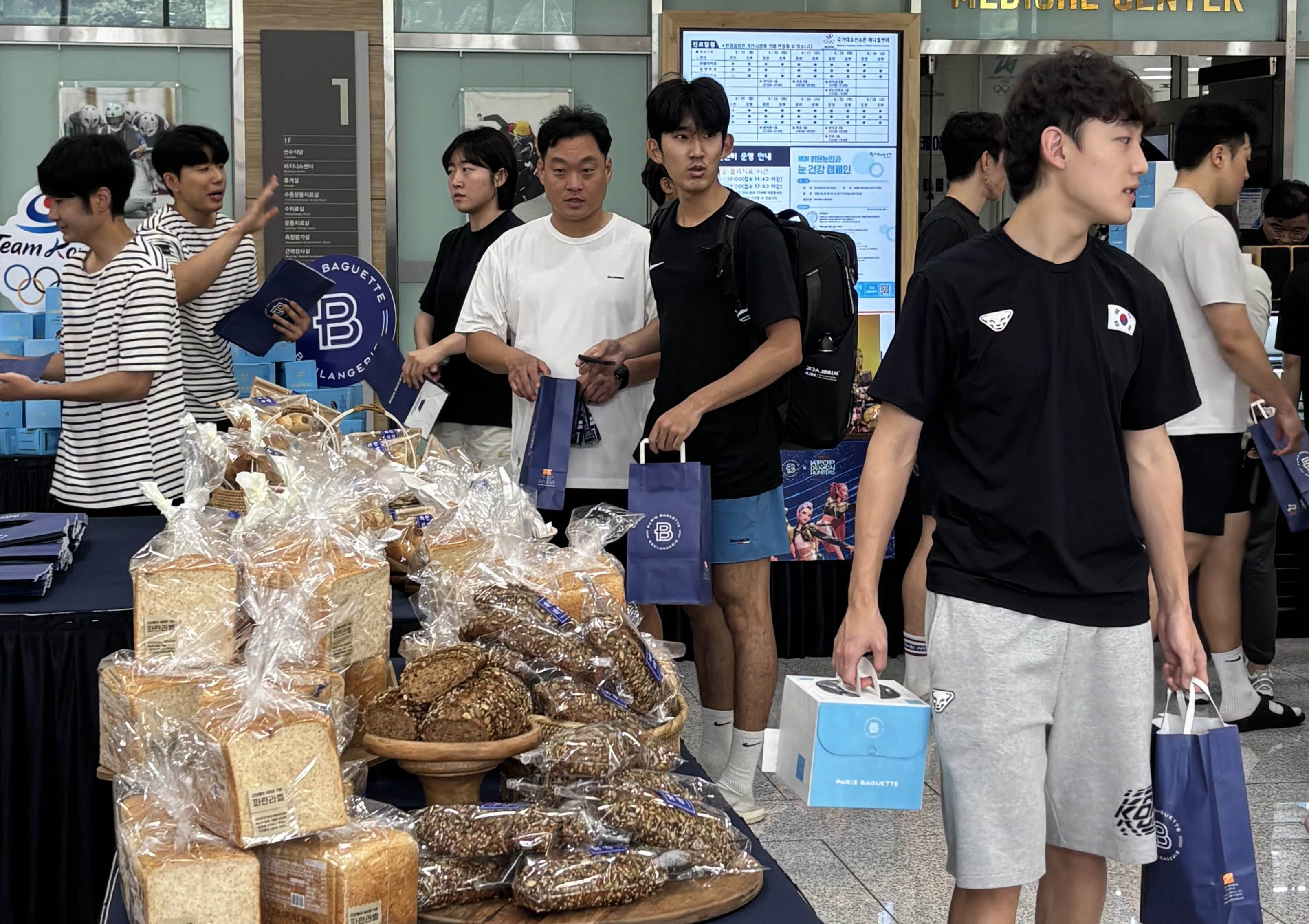[사진 4] 국가대표 선수단 및 코치진이 파리바게뜨 팝업에서 제품을 수령하는 모습