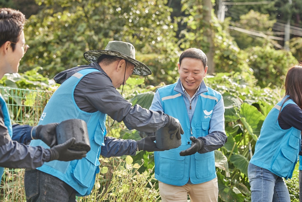 [사진3] SPC그룹, 연탄·호빵 기부… 취약계층 겨울나기 준비 도와