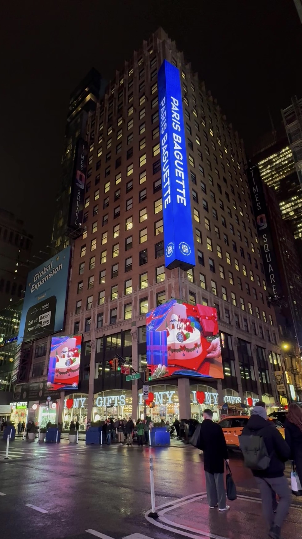 [사진1] 뉴욕 타임스스퀘어 전광판에 등장한 파리바게뜨 X-mas 케이크