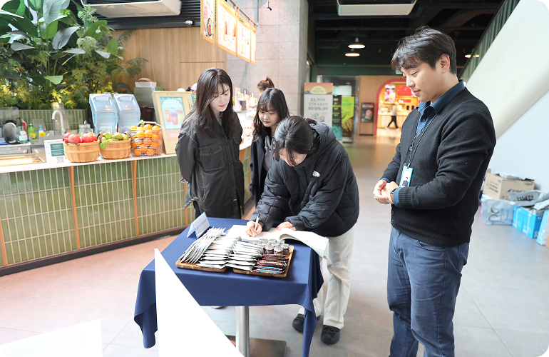 방명록에 준법 실천의 다짐을 적는 임직원들