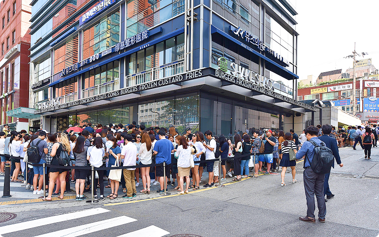 쉐이크쉑 1호점인 강남점 오픈 현장