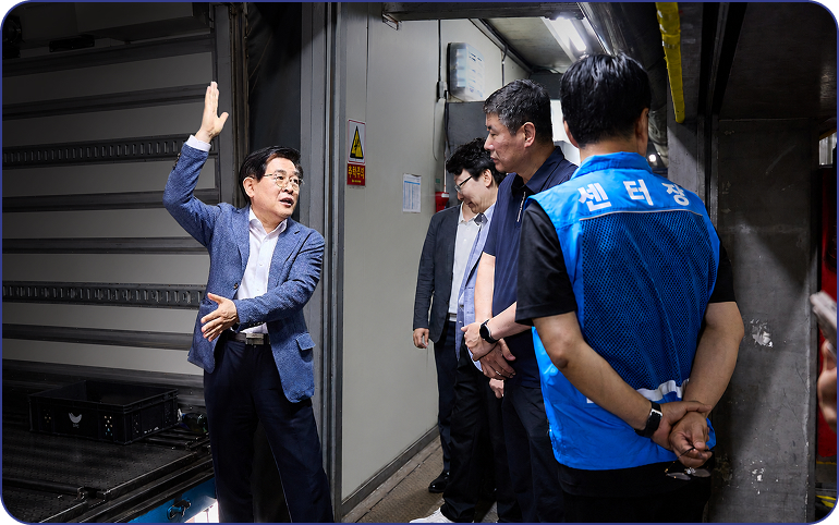 도세호 상미당협의체 의장이 GFS 동남물류센터를 찾아 현장 점검을 하고 직원들을 격려하고 있다.