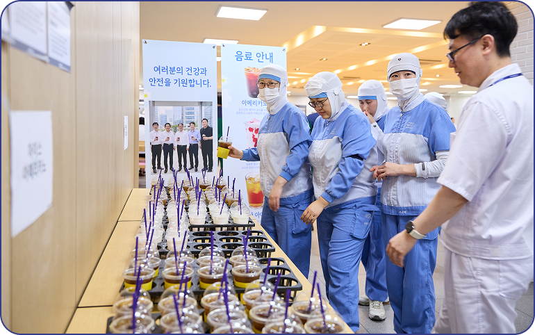 파리크라상 성남생산센터 구내식당에서 직원들이 음료차에서 준비한 시원한 음료를 받고 있다.