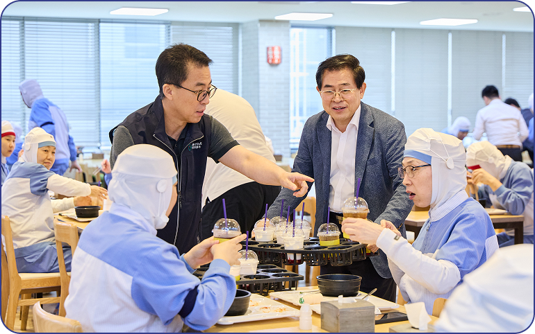 파리크라상 성남생산센터 구내식당에서 직원들이 음료차에서 준비한 시원한 음료를 받고 있다.
