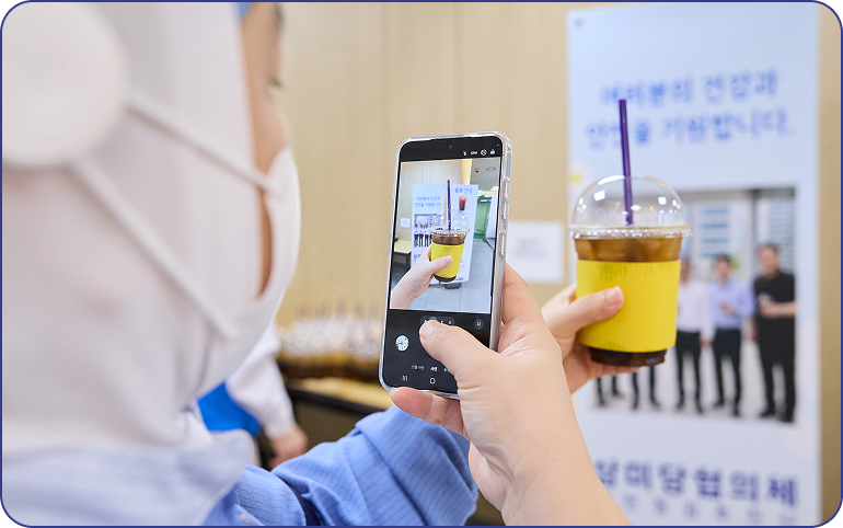 파리크라상 성남생산센터 구내식당에서 직원들이 음료차에서 준비한 시원한 음료를 받고 있다.
