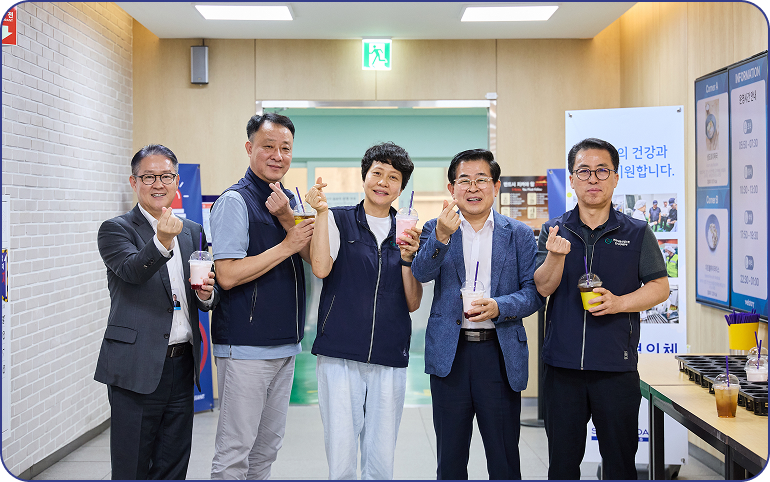 파리크라상 성남생산센터 구내식당에서 직원들이 음료차에서 준비한 시원한 음료를 받고 있다.