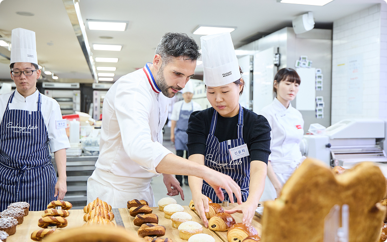 ‘비에누아즈리(Viennoiserie)’ 발표를 준비하는 오렐리앙 르무이으 셰프와 수강생들