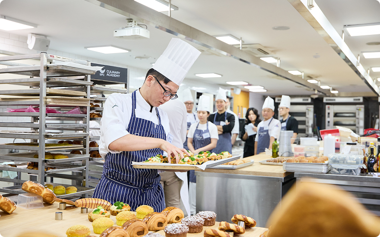 ‘비에누아즈리(Viennoiserie)’ 발표를 준비하는 오렐리앙 르무이으 셰프와 수강생들