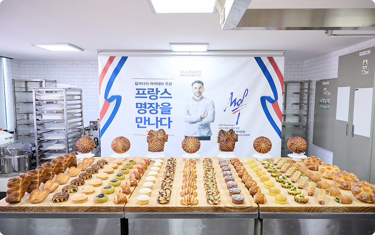 테이블 위를 가득 채운 비에누아즈리 제품들