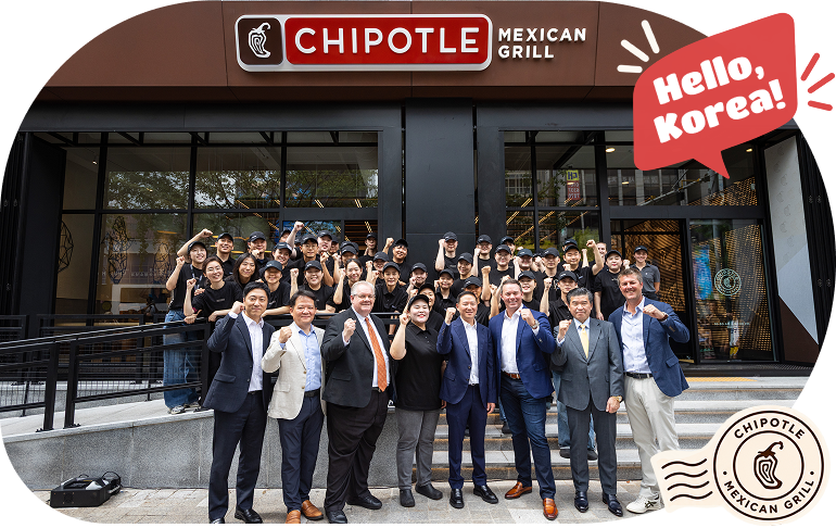 치폴레 강남점 오픈을 기념해 행사에 참석한 상미당홀딩스 허희수 CVO(최고비전책임자)와 미국 치폴레 스콧 보트라이트(Scott Boatwright) CEO 외 관계자들이 기념 촬영을 하고 있다.