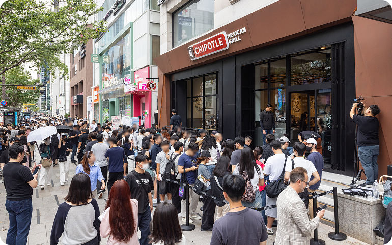 치폴레 강남점을 찾은 고객들이 메뉴를 주문하기 위해 줄을 서고 있다.