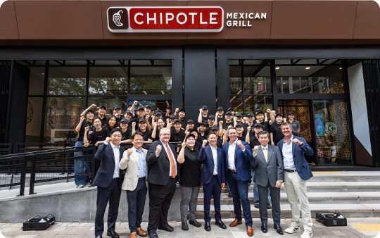 치폴레 강남점 오픈을 기념해 행사에 참석한 상미당홀딩스 허희수 CVO(최고비전책임자)와 미국 치폴레 스콧 보트라이트(Scott Boatwright) CEO 외 관계자들이 기념 촬영을 하고 있다.